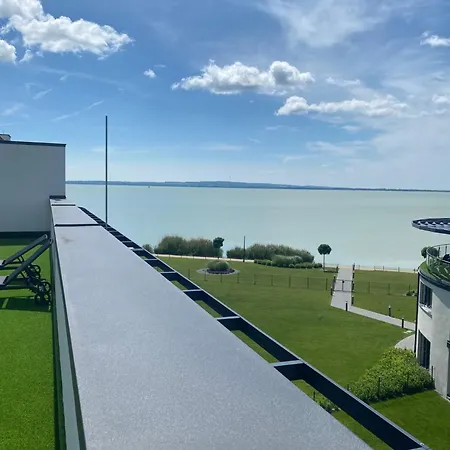 Royal Lakeside Апартаменты