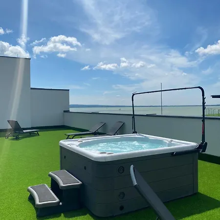Royal Lakeside Апартаменты