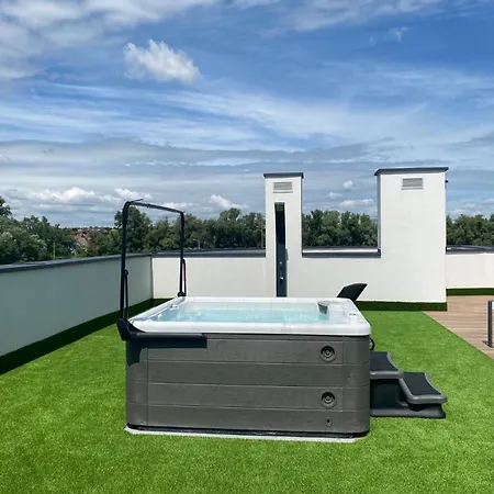 Royal Lakeside Апартаменты *